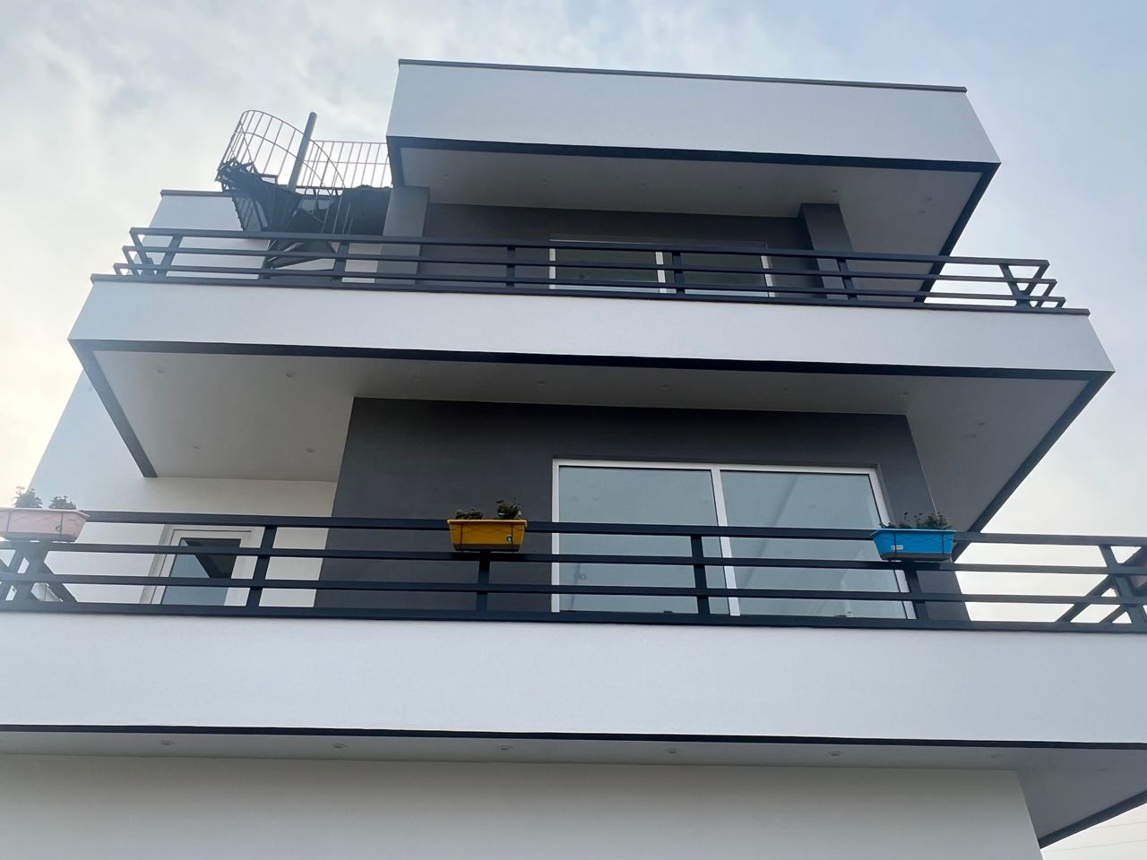 ویلای ٣٠٠ متر زمين داخل بافت مسكوني